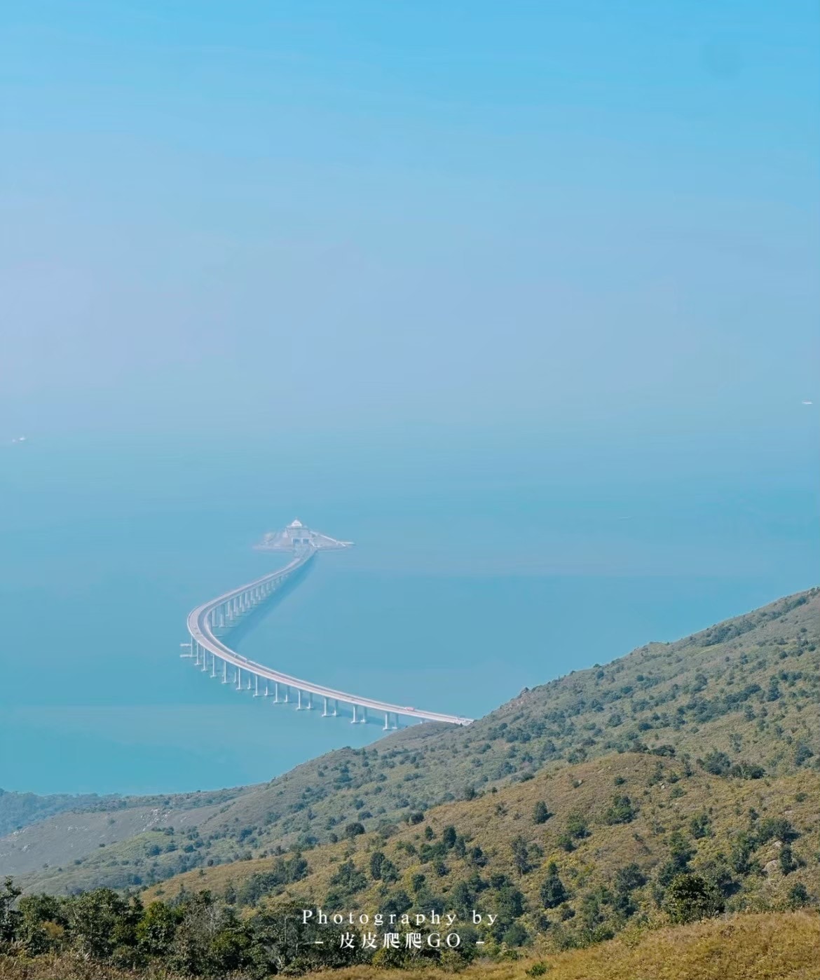 【香港旅遊】大嶼山昂坪360纜車、大澳漁村旅遊攻略、昂坪市集|香港一日遊攻略,山海文創療癒一日遊 - 第12張圖 香港昂坪纜車珠海大橋