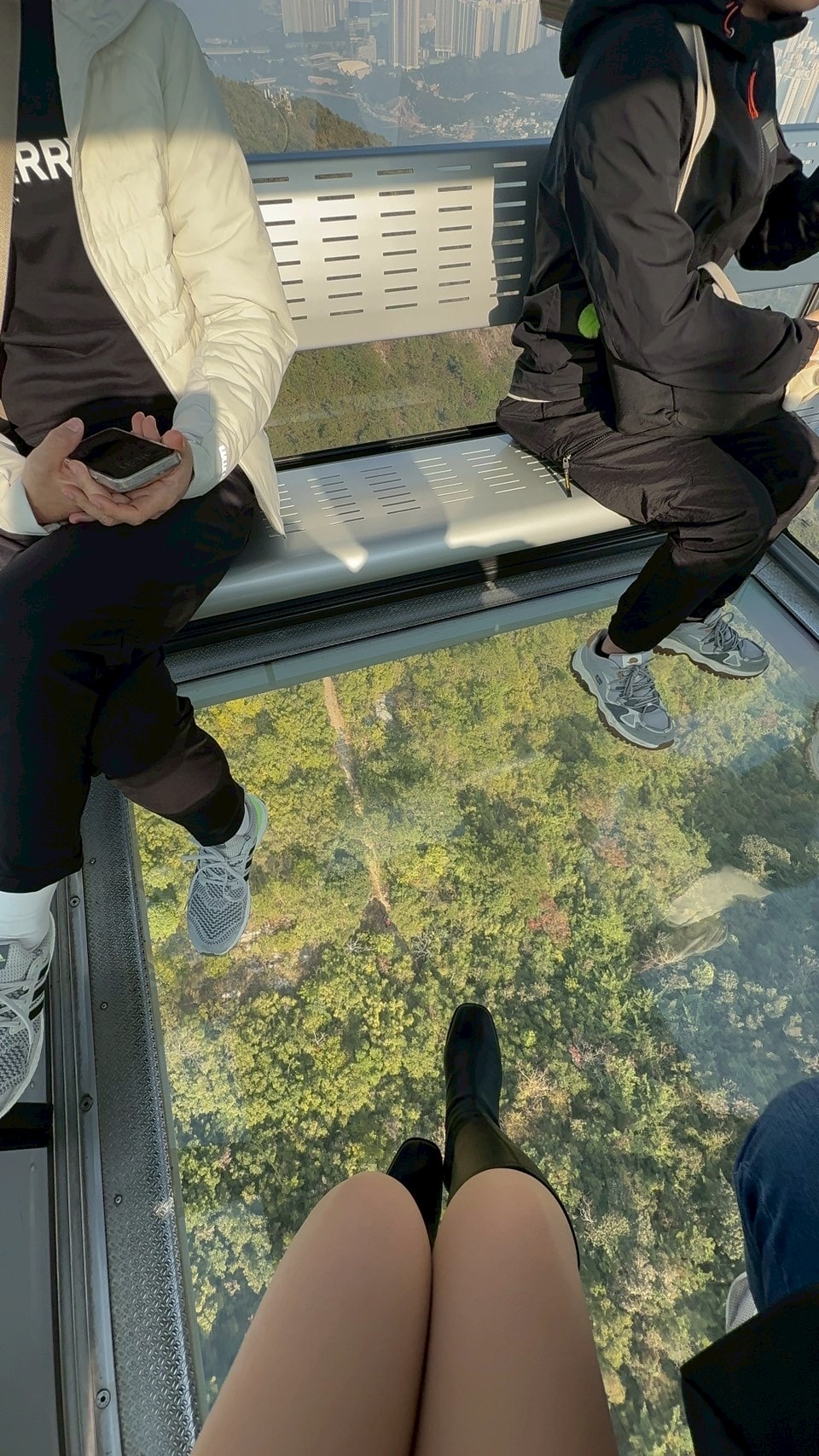 【香港旅遊】大嶼山昂坪360纜車、大澳漁村旅遊攻略、昂坪市集|香港一日遊攻略,山海文創療癒一日遊 - 第11張圖 昂坪纜車